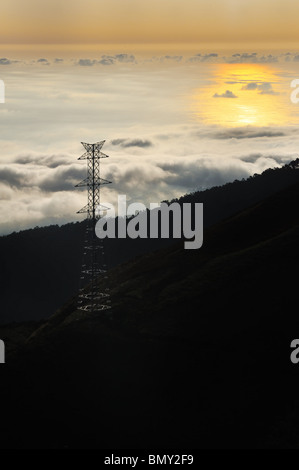 Strommast über Tal bei Sonnenuntergang, Lomba Das Torres, Insel Madeira, Portugal Stockfoto