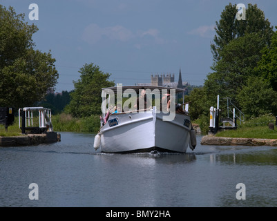 Bootsfahrt auf der Kingsley Exeter Kanal entlang in die Doppelschleusen Kneipe mit Exeter Kathedrale in der Ferne Stockfoto