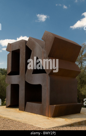 AHAVA (Liebe) Skulptur von Robert Indiana 1977 mit hebräischen Buchstaben bilden das Wort in Billy Rose Skulptur Garten des Israel Museum, Jerusalem Stockfoto