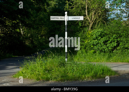 Altmodische Wegweiser auf Landstraße in South Lakeland, Nationalpark Lake District, Cumbria, England UK Stockfoto