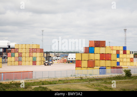 See-Container stapeln sich in den Hafen von Felixstowe, Suffolk, England. Stockfoto