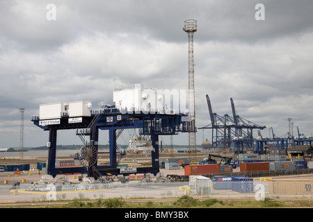 Kräne im Hafen von Felixstowe angesehen von Landguard Punkt, Suffolk, England. Stockfoto