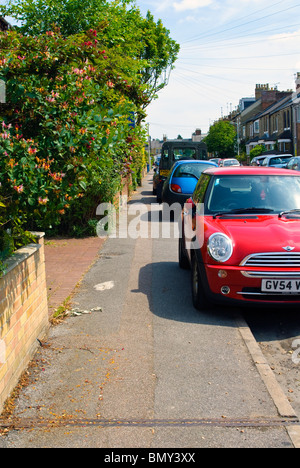 Auf dem Fußweg geparkten Autos sind ein Hindernis für Fußgänger in Oxford. Stockfoto