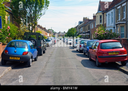 Auf dem Fußweg geparkten Autos sind ein Hindernis für Fußgänger in Oxford. Stockfoto