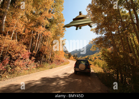 UFO-Sichtung über Auto Stockfoto