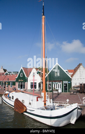 Einem weißen flachen Boot in Monnickendam Stockfoto