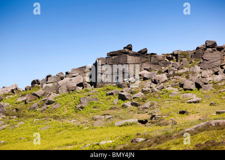 UK, Derbyshire, Peak District, Hathersage, Hallam Moors, Bergsteiger auf Stanage Edge Stockfoto