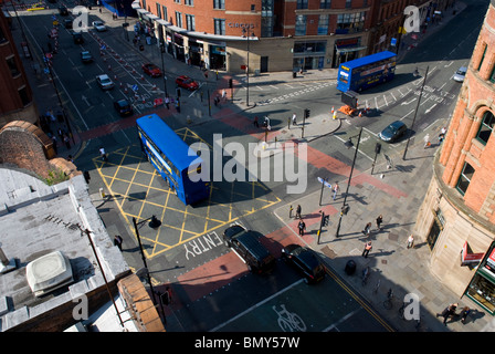 Manchester Stadtzentrum erschossen von der Spitze eines Parkplatzes auf der Suche nach unten auf eine Kreuzung Straßen auf Oxford Straße in der Nähe von Palace Theatre Stockfoto