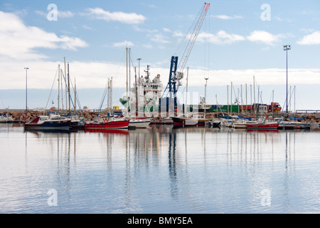 Boote und Reflexionen im Hafen von Peterhead, Aberdeenshire Stockfoto