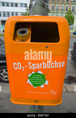 Öffentlichkeit-im freien Lagerplatz und Aschenbecher Friedrichshain Ost Berlin Deutschland Europa Stockfoto