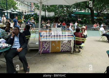 Im Rahmen des Projekts "Kunst im öffentlichen Raum" "Play Me, I 'm Yours" ein Klavier ist gesehen am Herald Square in New York Stockfoto