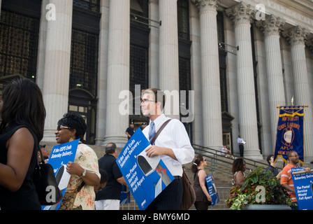 Postangestellten Rallye vor der James Farley Post Office in New York fordert Fortsetzung des Samstag-Lieferservice Stockfoto