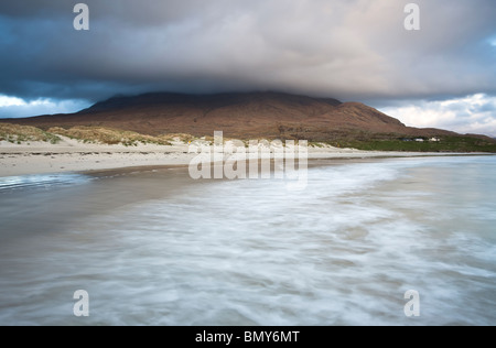 Wellen brechen sich an einem abgelegenen irischen Strand im Westen Irlands, von Mweelrea Berg übersehen Stockfoto