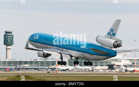 Ein KLM (Royal Dutch Airlines) McDonnell Douglas MD-11 Jet Airliner Landung in Vancouver International Airport (YVR). Stockfoto