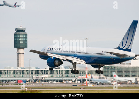 Ein United Airlines Boeing 757 Jet-Flugzeug landet in Vancouver International Airport (YVR). Stockfoto