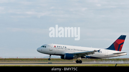 Eine Delta Air Linien Airbus A319 Jet Airliner zum Zeitpunkt der Touch down in Vancouver International Airport (YVR). Stockfoto