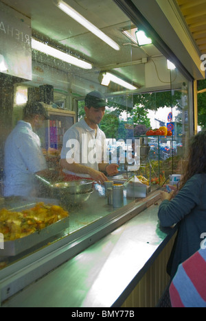 Stall verkauft angeblich beste Döner in dem Stadtteil Kreuzberg West Berlin Deutschland Europa Stockfoto