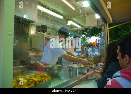 Stall verkauft angeblich beste Döner in dem Stadtteil Kreuzberg West Berlin Deutschland Europa Stockfoto