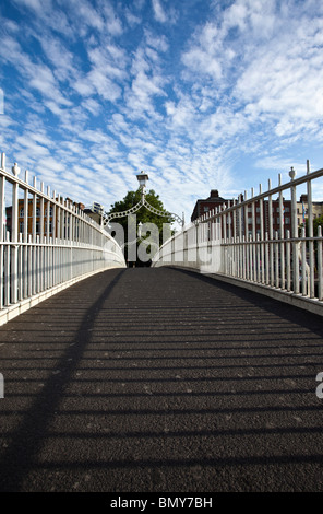 Ha'penny Brücke Dublin City, unter blauem Himmel an einem warmen sonnigen Tag Stockfoto