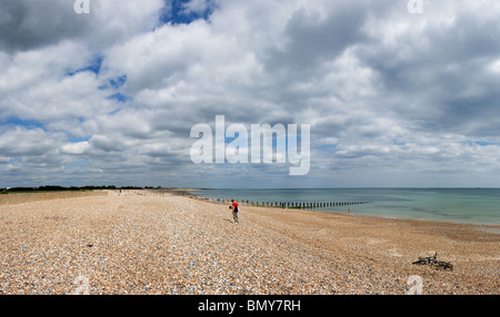 Ein Panoramablick auf Climping Beach in West Sussex. Stockfoto