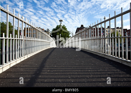 Ha'penny Brücke Dublin City, unter blauem Himmel an einem warmen sonnigen Tag Stockfoto