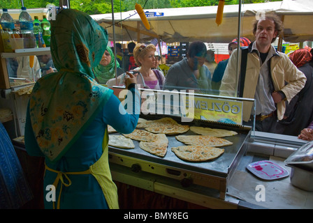 Gözleme (Pfannkuchen) stall Türkenmarkt am türkischen Markt Kreuzberg West Berlin Deutschland Europa Stockfoto