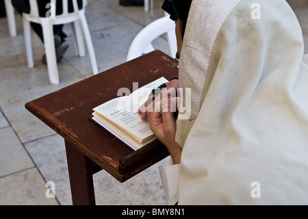 Ein Mann in der Nähe der Klagemauer in der Altstadt von Jerusalem zu beten. Stockfoto