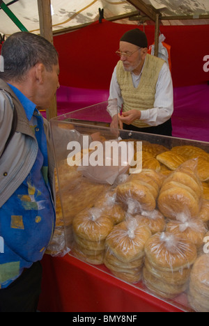 Stall Verkauf türkische Brot Türkenmarkt am türkischen Markt Kreuzberg West Berlin Deutschland Europa Stockfoto