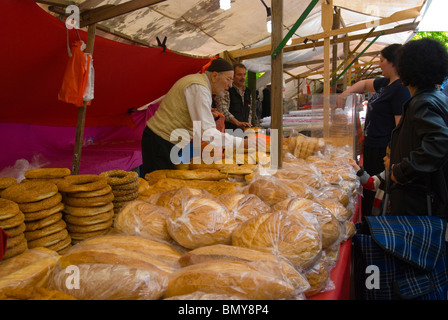 Stall Verkauf türkische Brot Türkenmarkt am türkischen Markt Kreuzberg West Berlin Deutschland Europa Stockfoto