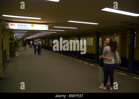 Junges Paar Zoologischer Garten u-Bahnstation Charlottenburg Berlin Deutschland Europa Stockfoto