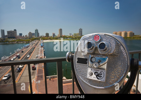 Münze betrieben Fernglas auf der Pier-Gebäude Terrasse, St. Petersburg, Florida, USA Stockfoto