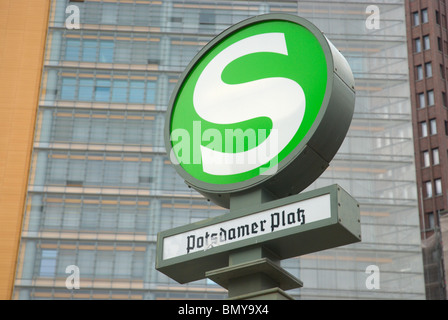 Potsdamer Platz S-Bahn Zug Bahnhof Zeichen Berlin Deutschland Europa Stockfoto