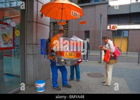 Rostbratwurst Wurst Verkäufer Friedrichstraße Mitte Berlin Deutschland Europa Stockfoto