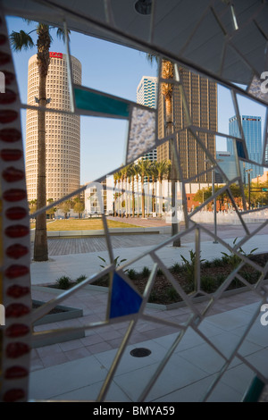 Skyline von Tampa auf Stainedglass Wandbild am Glaser Kindermuseum am Curtis Hixon Park am Wasser reflektiert Stockfoto