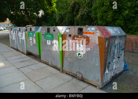 Recycling-Behälter für verschiedene Arten von Glas Prenzlauer Berg Ost Berlin Deutschland Europa Stockfoto