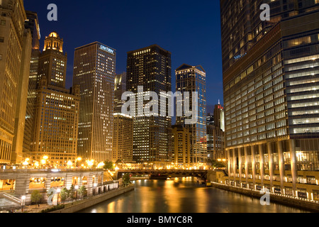 Gebäude in der Innenstadt von Chicago Chicago River in der Abenddämmerung, Chicago, Illinois Stockfoto