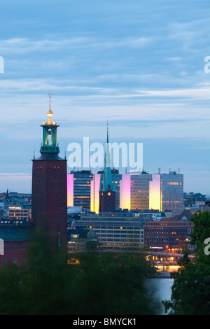 Schweden Stockholm - Rathaus und Hochhäuser der Stadt während der langen Sommernacht Stockfoto