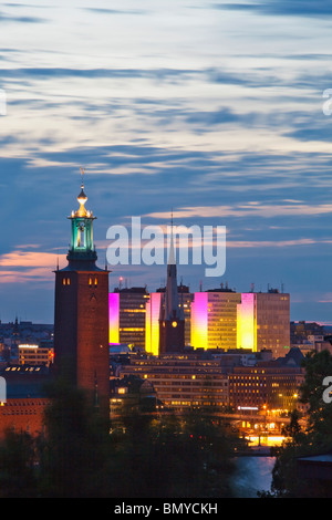 Schweden Stockholm - Rathaus und Hochhäuser der Stadt während der langen Sommernacht Stockfoto