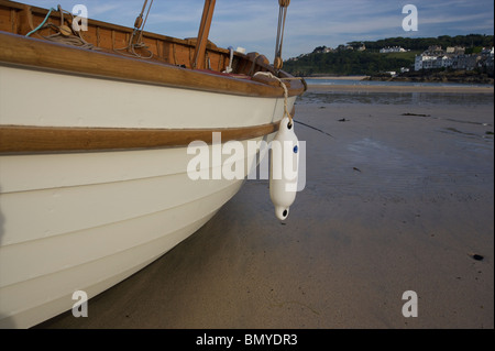 Ein Fischerboot vor Anker im Hafen (Hafen) in St.Ives, Cornwall Stockfoto