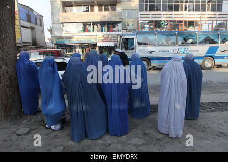 Afghanische Frauen und Mädchen, die mit einer Burka in Kabul Stockfoto
