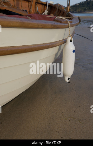 Ein Fischerboot vor Anker im Hafen (Hafen) in St.Ives, Cornwall Stockfoto