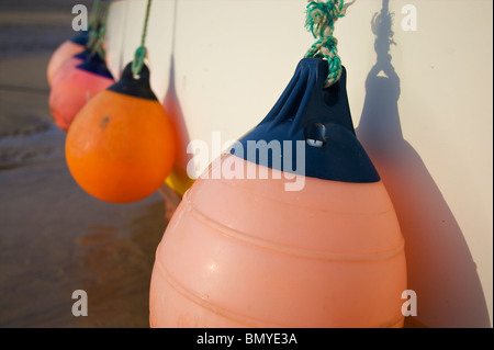 Ein Fischerboot vor Anker im Hafen von St.Ives, Cornwall Stockfoto