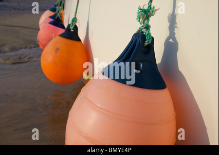 Ein Fischerboot vor Anker im Hafen (Hafen) in St.Ives, Cornwall Stockfoto