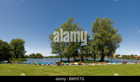 Panoramablick auf Thorpeness Meare in Suffolk. Stockfoto