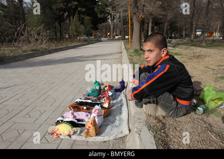 Arme Kinder sind Puppen in den Straßen von Kabul zu verkaufen Stockfoto