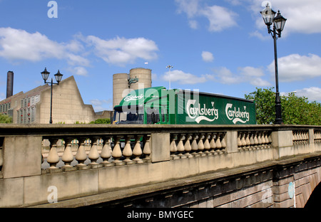 Carlsberg LKW Überfahrt Brücke durch die Carlsberg-Brauerei, Northampton, Northamptonshire, England, UK Stockfoto