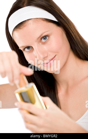 Schöne Frau mit Flasche Parfüm auf weißem Hintergrund Stockfoto