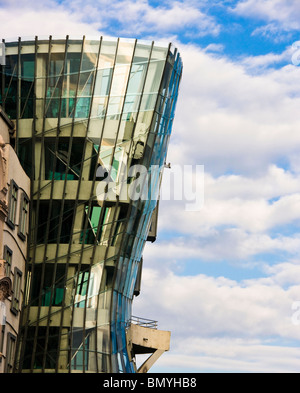 Tanzendes Haus Tancici Dum Fred und Ginger Gebäude von Frank Gehry Nove Mesto Neustadt Prag Tschechische Republik Europa Stockfoto