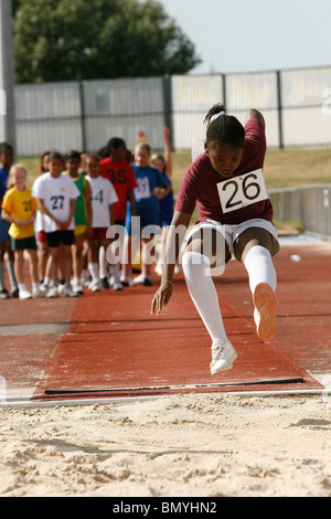 11. / 12. Jahr treten Olds in der Croydon Grundschulen Leichtathletik-Weltmeisterschaft in Croydon Arena Stockfoto