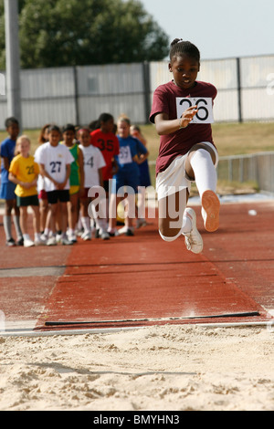 11. / 12. Jahr treten Olds in der Croydon Grundschulen Leichtathletik-Weltmeisterschaft in Croydon Arena Stockfoto